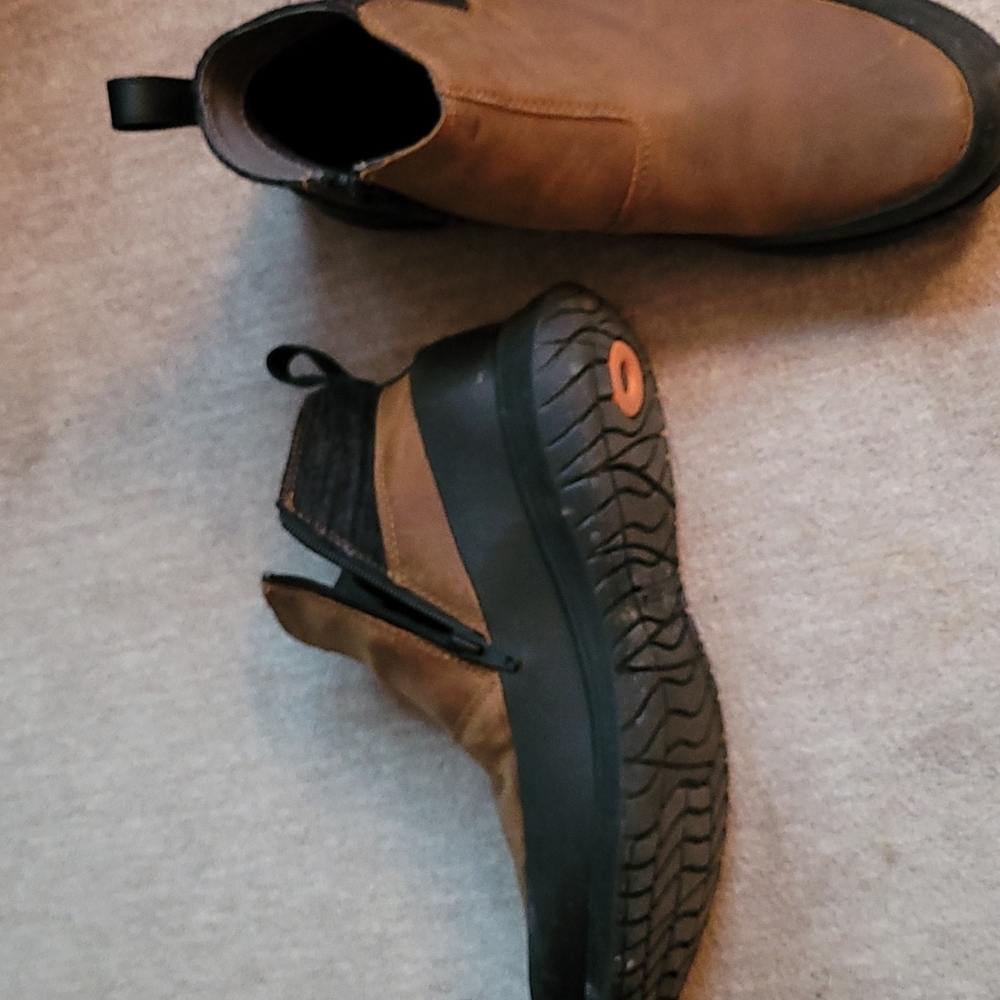 Bogs pull on ankle height boot size 9